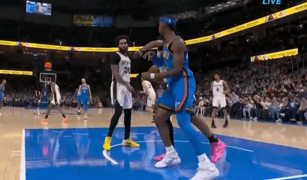 亚历山大和卡斯尔篮下卡位互相推搡，随后两人都被吹罚技犯