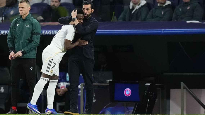 足球直播-1球3助+全场最佳！维尼修斯击碎质疑，伯纳乌从嘘声变掌声|皇马|阿韦洛亚|基利安·姆巴佩|欧冠|维尼修斯-西尔维斯特雷_新浪体育_新浪新闻